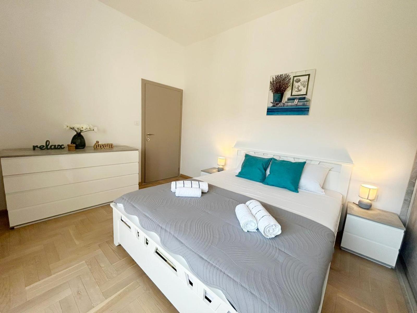 The Circle Apartment Skopje Buitenkant foto