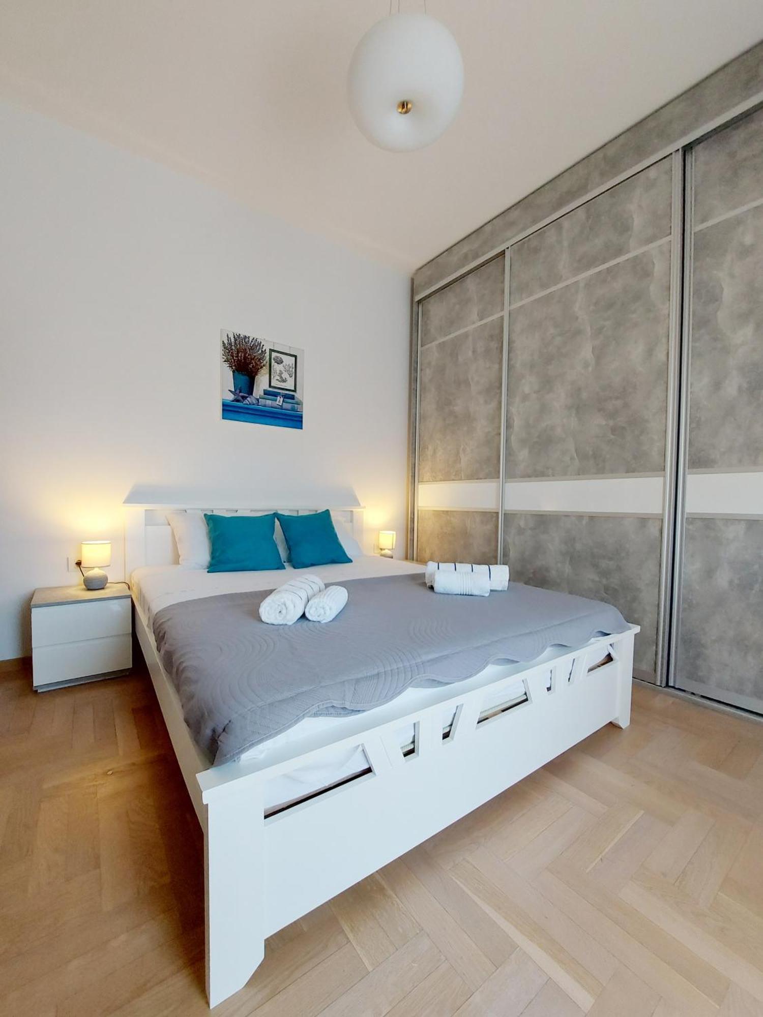 The Circle Apartment Skopje Buitenkant foto